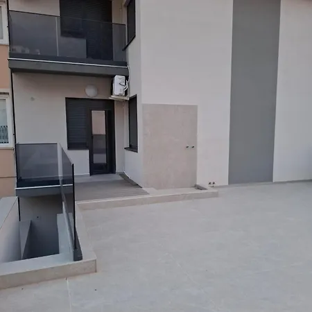 Apartment Marta 2 *
